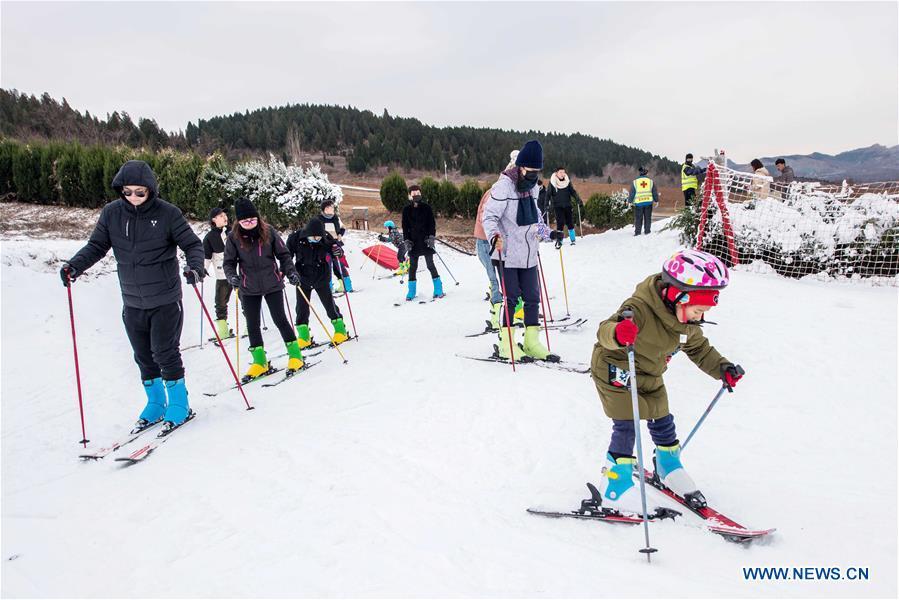 <?php echo strip_tags(addslashes(People ski at Tuoshan skiing park in Qingzhou City, east China's Shandong Province, Dec. 9, 2018. (Xinhua/Wang Jilin))) ?>