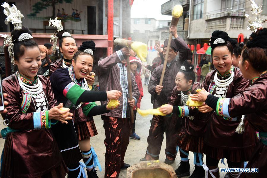 People of Dong ethnic group make Ciba, or glutinous rice cake, at Jiasuo Dong Village of Zhongchao Township in Liping County, southwest China\'s Guizhou Province, Dec. 9, 2018. Dong people celebrated the new year through various activities on Dec. 7-9. (Xinhua/Yang Wenbin)