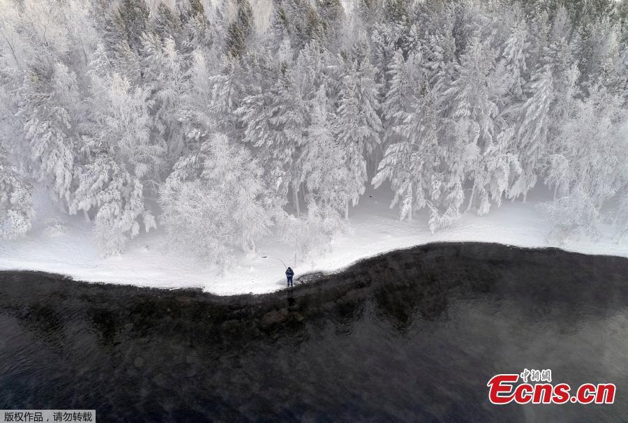 <?php echo strip_tags(addslashes(A man fishes on a bank of the Yenisei River covered with snow and hoarfrost with the air temperature at about -16 degrees Celsius outside the Siberian city of Krasnoyarsk, Russia December 10, 2018. (Photo/Agencies))) ?>