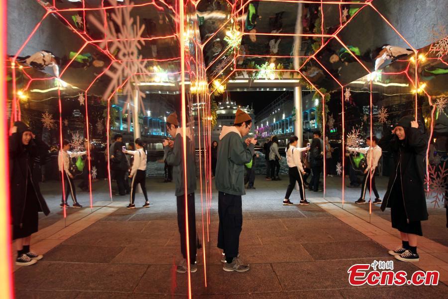 Photo taken on the evening of Dec. 11, 2018 shows shopping malls decorated with Christmas ornaments and lights at Tsim Sha Tsui in Kowloon, Hong Kong. The Hong Kong?Zhuhai?Macau Bridge and the Guangzhou?Shenzhen?Hong Kong Express Rail Link, which both went into service this year, are expected to boost sales during the festive season. (Photo: China News Service/Hong Shaokui)