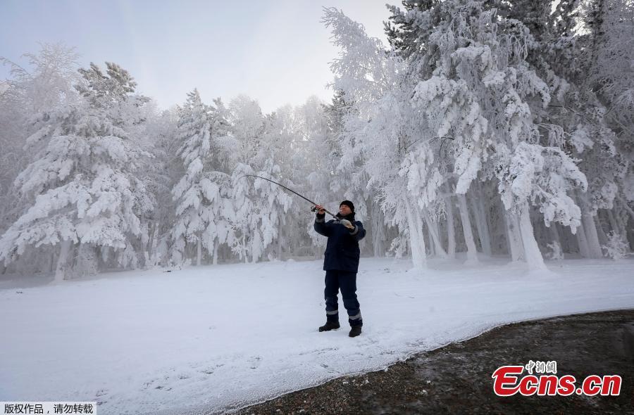 <?php echo strip_tags(addslashes(A man fishes on a bank of the Yenisei River covered with snow and hoarfrost with the air temperature at about -16 degrees Celsius outside the Siberian city of Krasnoyarsk, Russia December 10, 2018. (Photo/Agencies))) ?>