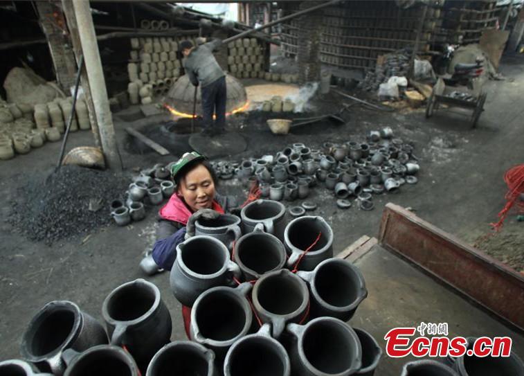<?php echo strip_tags(addslashes(A worker makes sandy objects in Yingjing county, Southwest China's Sichuan province on December 10, 2018. The craftsmanship of making sandy objects in Yingjing county has a history of more than 2,000 years and it has been listed as China's national intangible cultural heritage. (Photo: China News Service/Wang Lei))) ?>