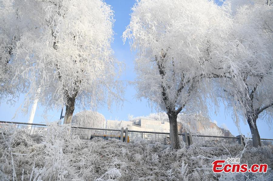 <?php echo strip_tags(addslashes(Photo taken on Dec. 12, 2018 shows breathtaking rime scenery along the Songhua River in Jilin City, Jilin Province. （Photo; China News Service/Zhang Yao）)) ?>