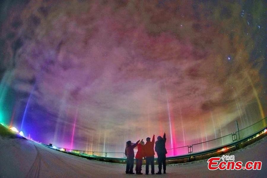 Breathtaking light poles appear in Haixi Mongolian and Tibetan Autonomous Prefecture in Northwest China\'s Qinghai Province, Dec. 13, 2018. Natural light poles can only be seen at nights during very cold weather (the temperature of -20 Celsius degrees or lower). (Photo provided to China News Service/Sun Si)