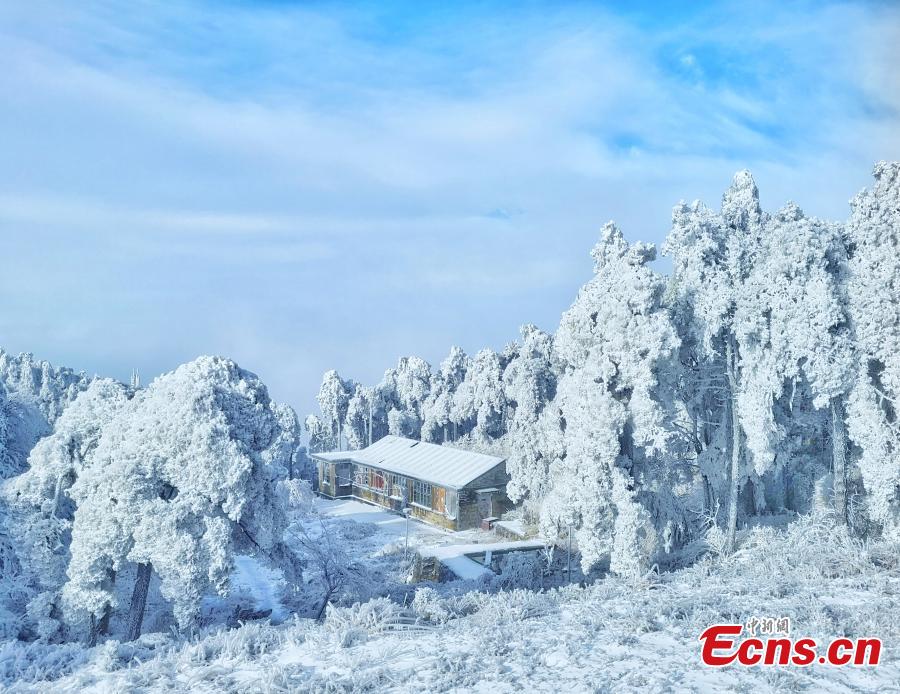 A view of the snow-covered Lushan Mountain in Jiangxi Province, Dec. 12, 2018. With a strikingly beautiful landscape and important role in Chinese civilization, the mountain is a UNESCO World Heritage site and a prominent tourist attraction. (Photo: China News Service/Li Jiantao)