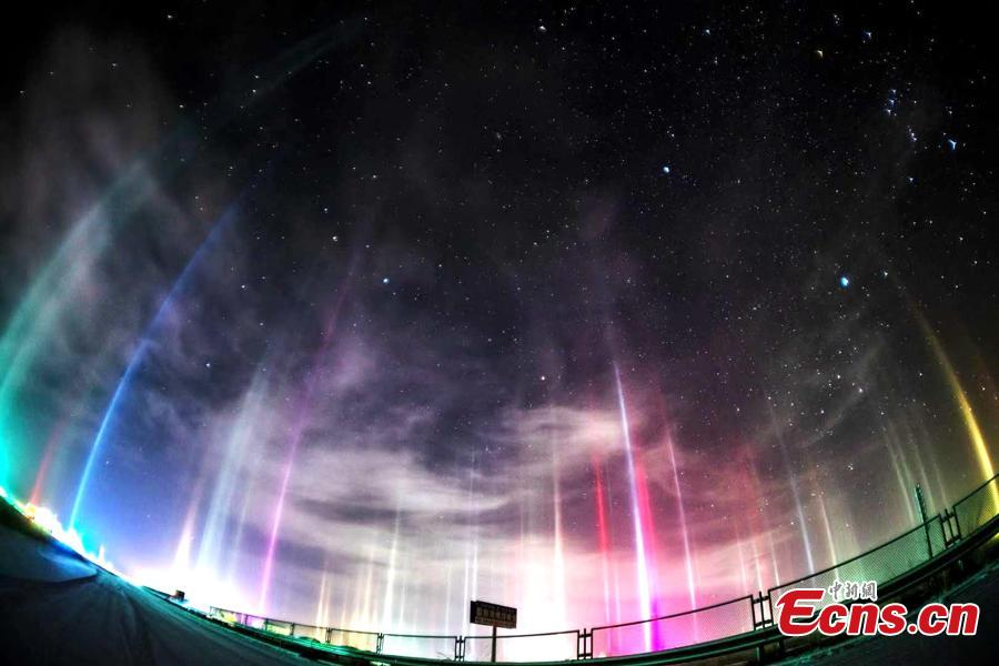 Breathtaking light poles appear in Haixi Mongolian and Tibetan Autonomous Prefecture in Northwest China\'s Qinghai Province, Dec. 13, 2018. Natural light poles can only be seen at nights during very cold weather (the temperature of -20 Celsius degrees or lower). (Photo provided to China News Service/Sun Si)