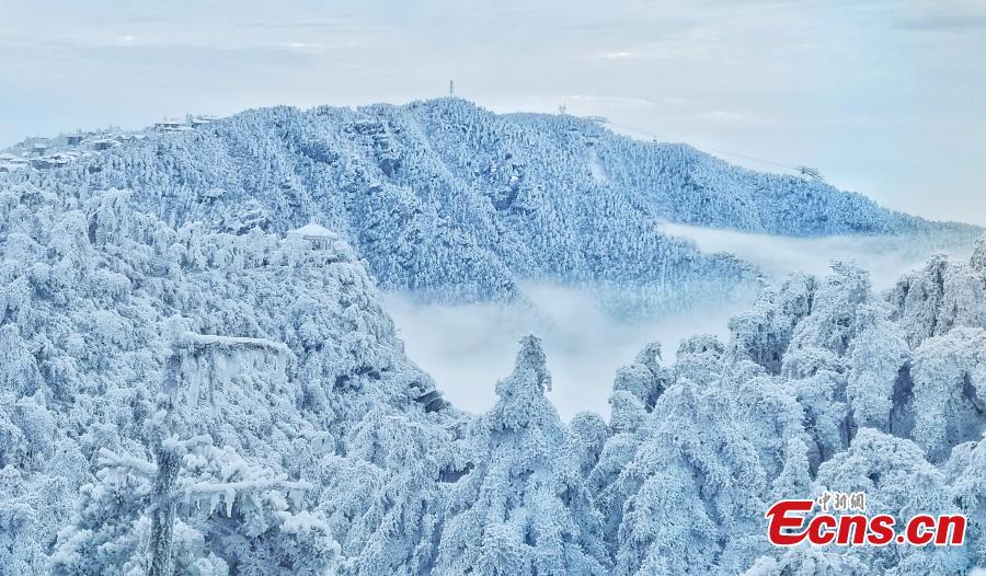 A view of the snow-covered Lushan Mountain in Jiangxi Province, Dec. 12, 2018. With a strikingly beautiful landscape and important role in Chinese civilization, the mountain is a UNESCO World Heritage site and a prominent tourist attraction. (Photo: China News Service/Li Jiantao)