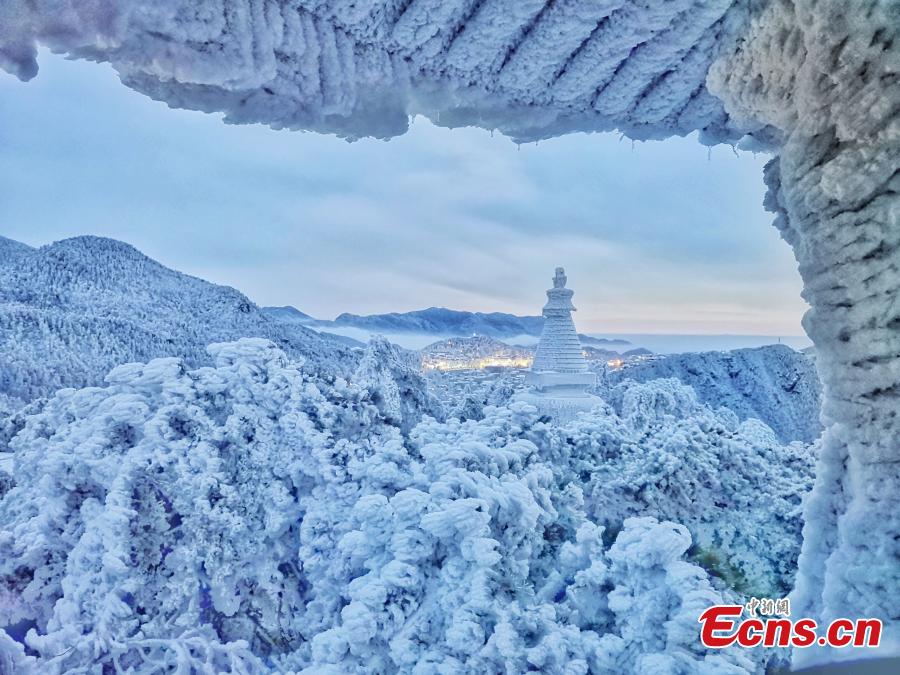 A view of the snow-covered Lushan Mountain in Jiangxi Province, Dec. 12, 2018. With a strikingly beautiful landscape and important role in Chinese civilization, the mountain is a UNESCO World Heritage site and a prominent tourist attraction. (Photo: China News Service/Li Jiantao)