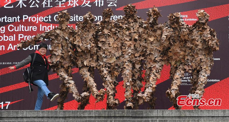 <?php echo strip_tags(addslashes(A woman poses photo with a foliage artwork at the West Lake in Hangzhou, Zhejiang Province, Dec. 12, 2108. Hosted by China Academy of Art, the Foliage Artwork Festival attracted many visitors. (Photo: China News Service/Wang Gang))) ?>