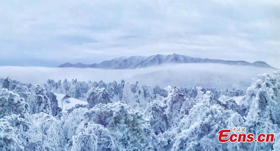 A view of the snow-covered Lushan Mountain in Jiangxi Province, Dec. 12, 2018. With a strikingly beautiful landscape and important role in Chinese civilization, the mountain is a UNESCO World Heritage site and a prominent tourist attraction. (Photo: China News Service/Li Jiantao)