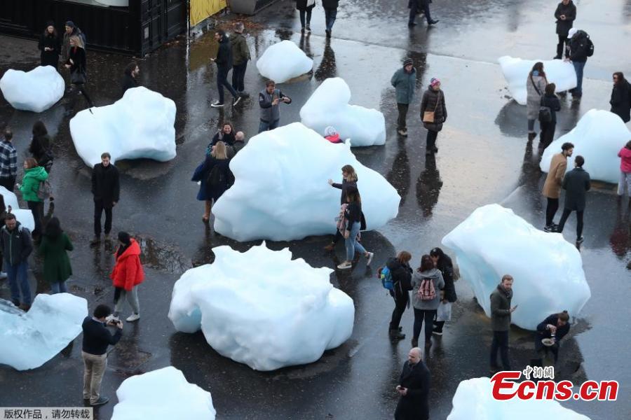 Ice Watch, a project by artist Olafur Eliasson and geologist Minik Rosing, in front of the Tate Modern in London, Dec. 12, 2018. Ice Watch is a display of 24 blocks of ice, fished out of the Nuup Kangerlua fjord in Greenland after becoming detached from the ice sheet. It\'s expected they will last between one week to 14 days before melting. It\'s hoped the project will help people better understand the reality of climate change. (Photo/Agencies)