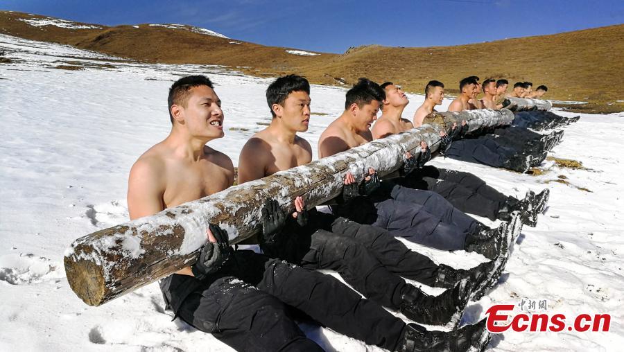 Special police undertake an intensive training on a snow-capped mountain in Ngawa Tibetan and Qiang Autonomous Prefecture, Sichuan Province. (Photo: China News Service/Zhong Xin)