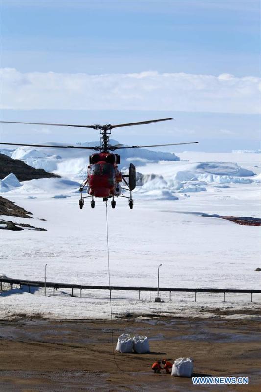 A helicopter transfers supplies to the Zhongshan Station in Antarctica, Dec. 14, 2018. China\'s 35th Antarctic research expedition team finished the first phase of unloading supplies operation on Friday. A total of 1,605 tons of supplies have been transported from China\'s research icebreaker Xuelong to the destination. (Xinhua/Liu Shiping)