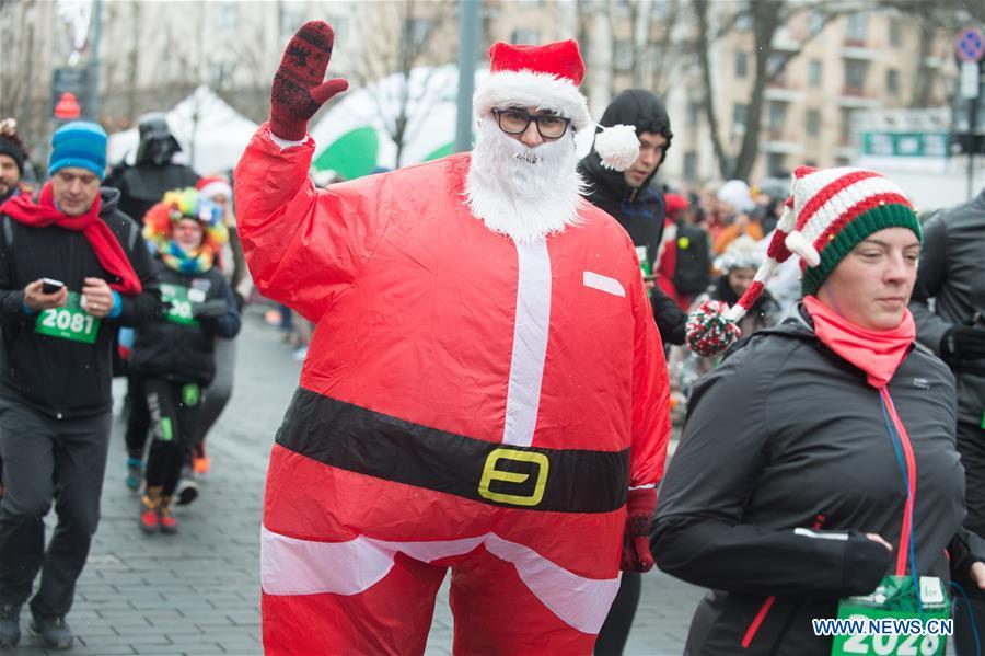 People attend the annual Christmas Run in Vilnius, Lithuania, on Dec. 16, 2018. About 3,500 people attended this year\'s race. (Xinhua/Alfredas Pliadis)