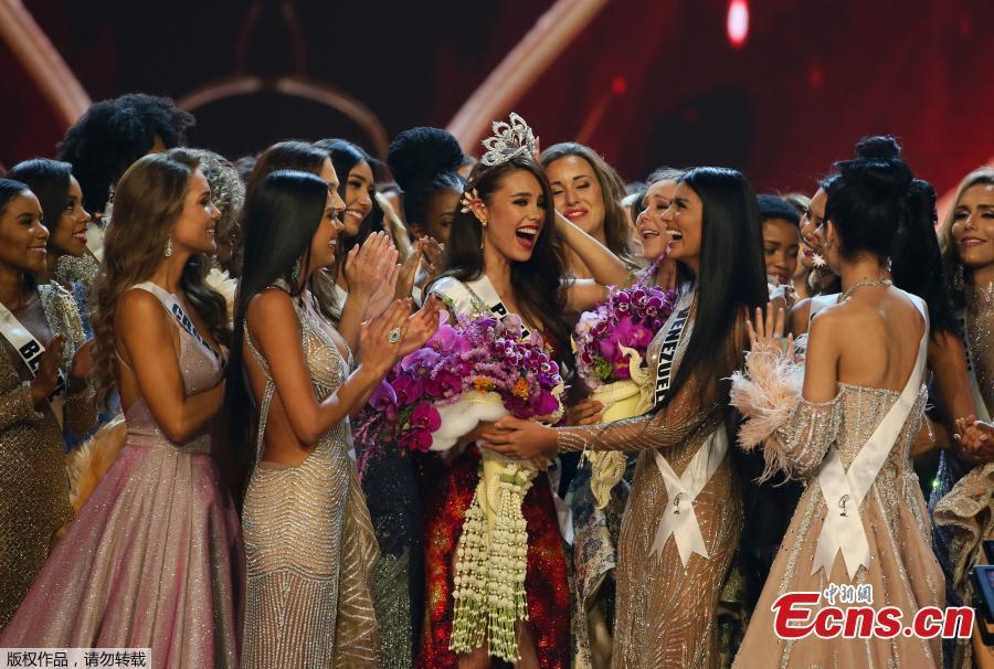 Miss Philippines Catriona Gray reacts as she is named the winner while holding hands with Miss South Africa Tamaryn Green during the final round of the Miss Universe pageant in Bangkok, Thailand, Dec. 17, 2018. (Photo/Agencies)
