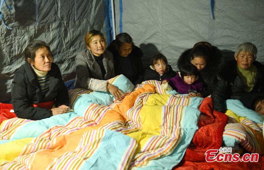 People affected by an earthquake stay at a temporary shelter in Xingwen County, Southwest China’s Sichuan Province, Dec. 17, 2018. A magnitude 5.7 earthquake jolted the county Sunday. As at 5:30 p.m. Sunday, 16 people had been reported injured in the earthquake. (Photo: China News Service/Liu Zhongjun)