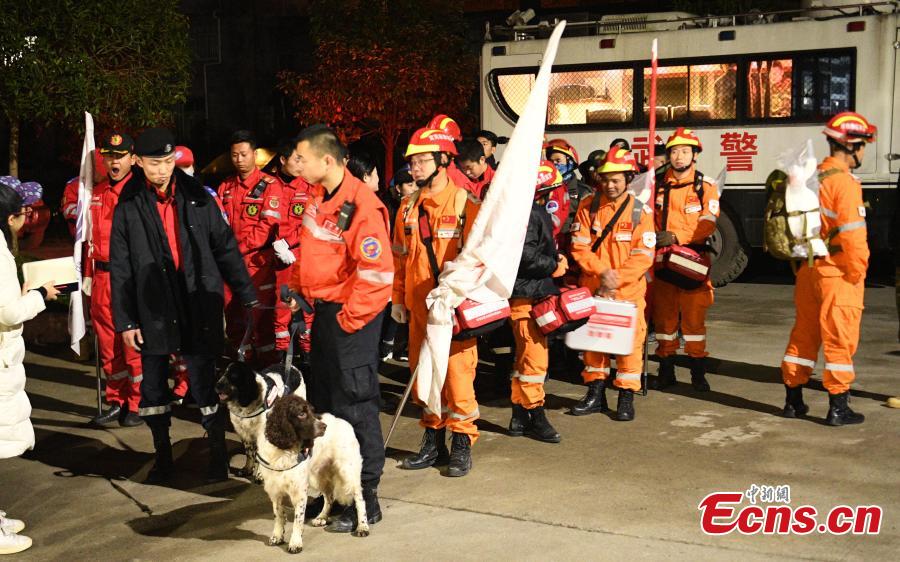 Rescuers help people affected by an earthquake at a temporary shelter in Xingwen County, Southwest China’s Sichuan Province, Dec. 17, 2018. A magnitude 5.7 earthquake jolted the county Sunday. As at 5:30 p.m. Sunday, 16 people had been reported injured in the earthquake. (Photo: China News Service/Liu Zhongjun)