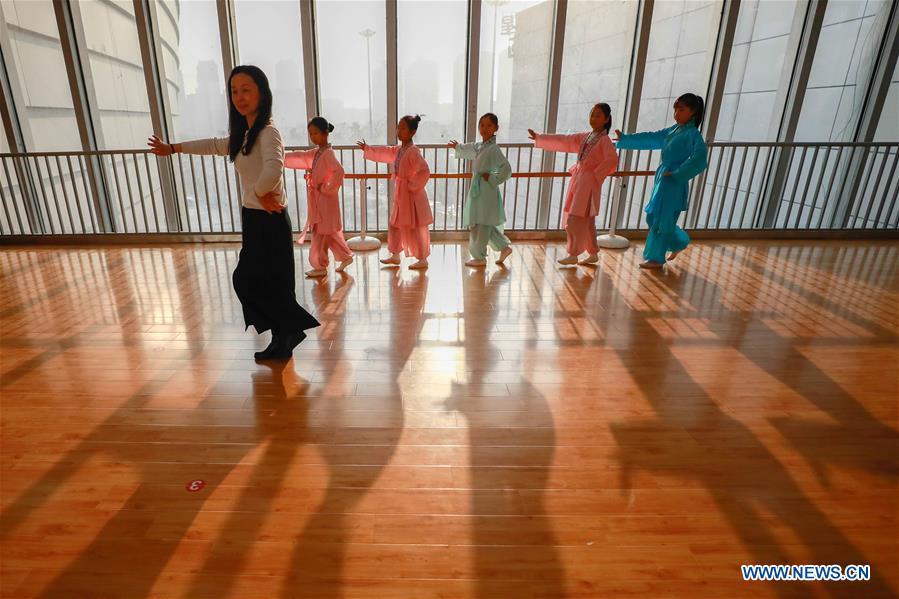 <?php echo strip_tags(addslashes(Meng Qingmei (1st L), a performer of Xuyi Huangmei Opera Troupe, teaches students Huangmei Opera, in Xuyi County of east China's Jiangsu Province, Dec. 16, 2018. Performers of the troupe have been teaching local students Huangmei Opera in recent years to promote the traditional opera. (Xinhua/Zhou Haijun))) ?>