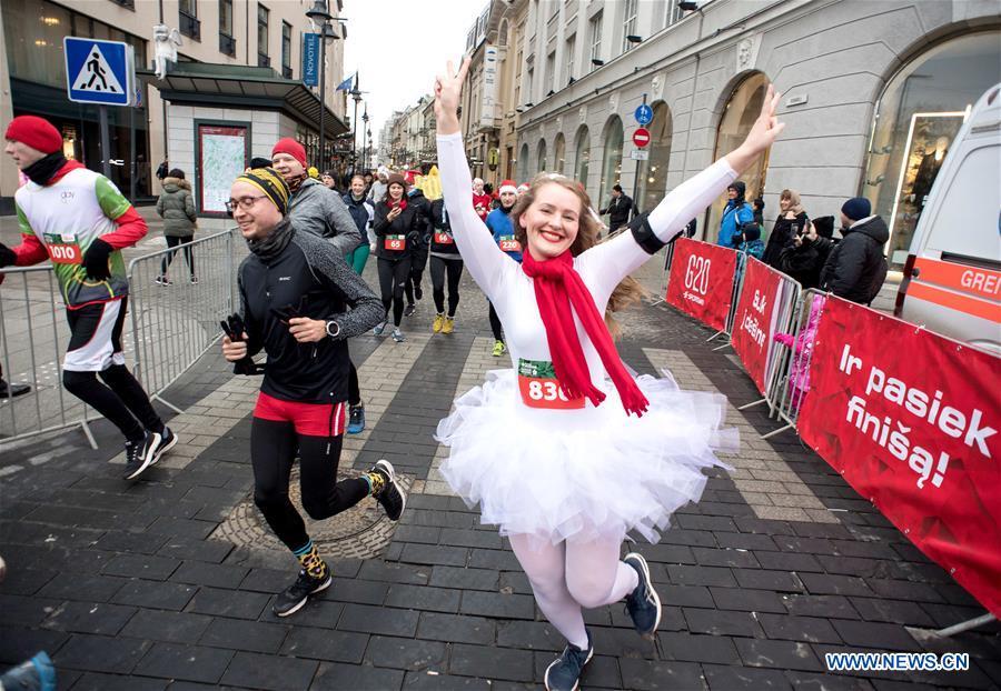 People attend the annual Christmas Run in Vilnius, Lithuania, on Dec. 16, 2018. About 3,500 people attended this year\'s race. (Xinhua/Alfredas Pliadis)