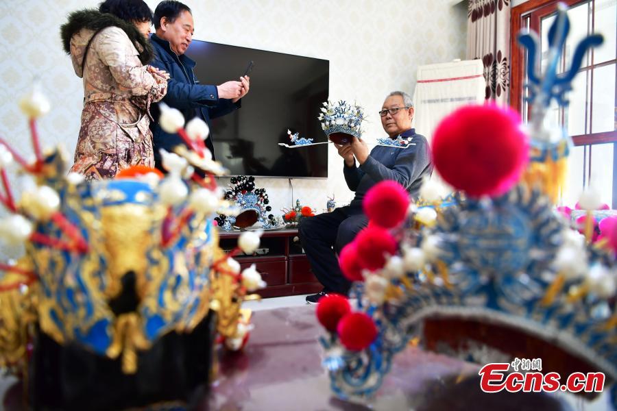 Now in his seventies, Zhou Genglan shows his handmade headpieces used in traditional operas in Shijiazhuang City, North China\'s Hebei Province, Dec. 18, 2018. Traditional headdresses had significant historical and cultural meaning in operas. (Photo: China News Service)