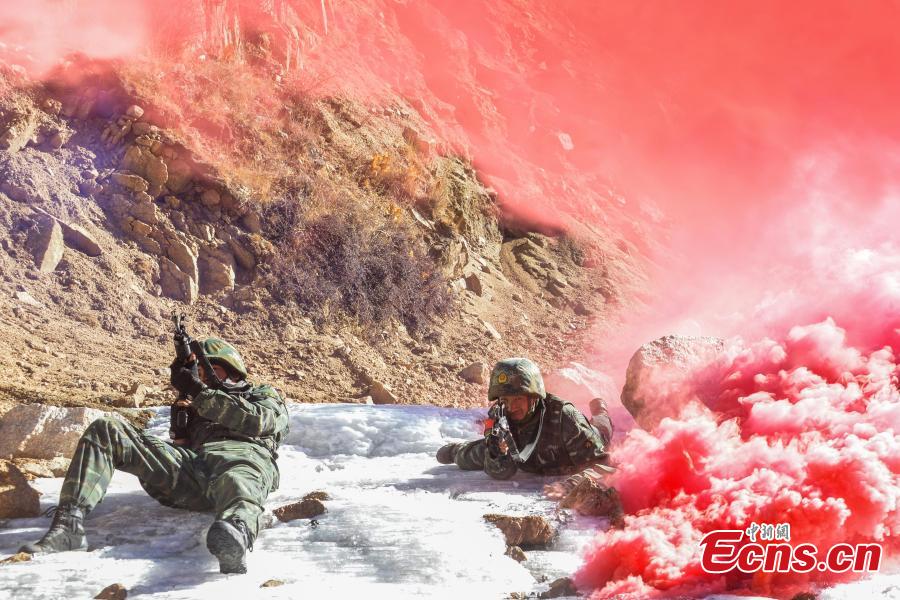 Members of the special police take part in an anti-terrorism drill in Southwest China’s Tibet Autonomous Region, Dec. 16, 2018. The drill was comprised of more than 50 training programs covering 15 areas aimed at improving the rapid response of police in complicated scenarios. (Photo: China News Service/Yu Wenbin)