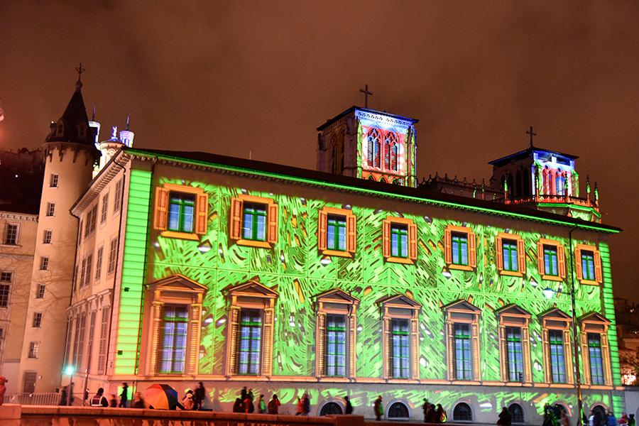 Traditional buildings in Lyon are decorated with amazing colors and patterns in celebration of the annual Lyon Festival of Lights. (Photo/chinadaily.om.cn)