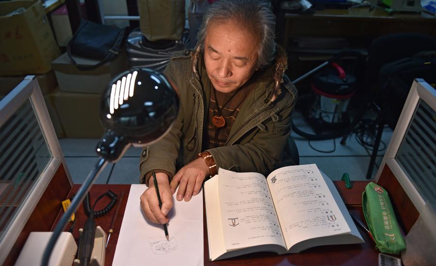 Han Zhiyao sketches his works at his studio in Dalian, Liaoning Province, on Dec. 12.