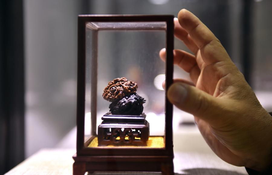 Han Zhiyao shows his works at his studio in Dalian, Liaoning Province, on Dec 12.