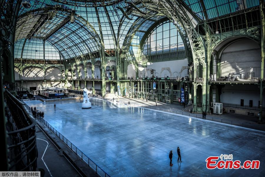 People ice skate at the Grand Palais in Paris, Dec. 17, 2018. The Grand Palais skating rink opens to the public during Christmas holidays and is the largest temporary ice rink created in France. Debuted in 1900 in time for the World\'s Fair, the Grand Palais is one of Paris\' most beautiful and recognizable structures. (Photo/Agencies)