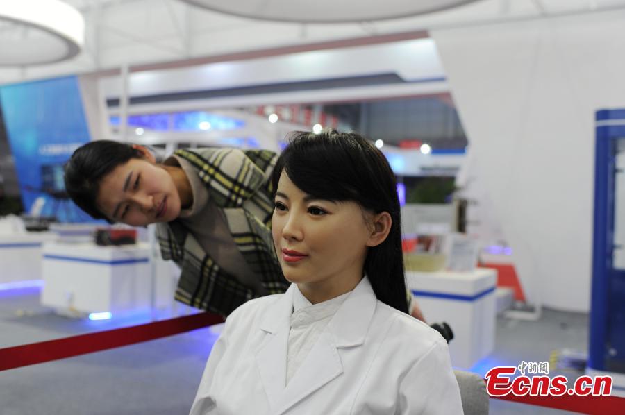 A robot called Yi Jia is presented at a tech exhibition marking 40 years of China\'s reform and opening up in Hefei City, east China\'s Anhui Province, Dec. 18, 2018.  (Photo: China News Service/Zhang Yazi)

The humanoid robot is able to give doctors a helping hand during consultations.
