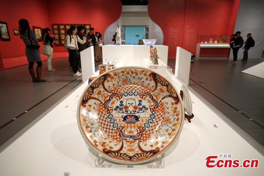 The Golden Splendors: 20th-Century Painted Porcelains of Hong Kong is underway at Hong Kong Heritage Museum, Dec. 18, 2018. As a world trading port in the 20th century, Hong Kong developed unique painted porcelain with diverse shapes and rich decorations using continually innovative techniques. The exhibition showcases painted porcelain made by local painters and factories, including vintage porcelain and armorial porcelain, produced mainly for export, as well as ceramic items for decoration and household use commonly found in Hong Kong. (Photo: China News Service/Zhang Wei)