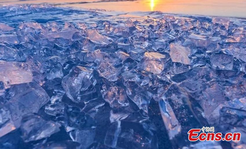 A view of the frozen Xingkai Lake, a border lake between China and Russia, in Northeast China\'s Heilongjiang Province. The largest freshwater lake in northeast China, Xingkai is well-known for its abundant biodiversity and complex ecosystems. During winter, the crystal-clear ice of the frozen lake creates an amazing landscape. (Photo: China News Service/Xu Hui)