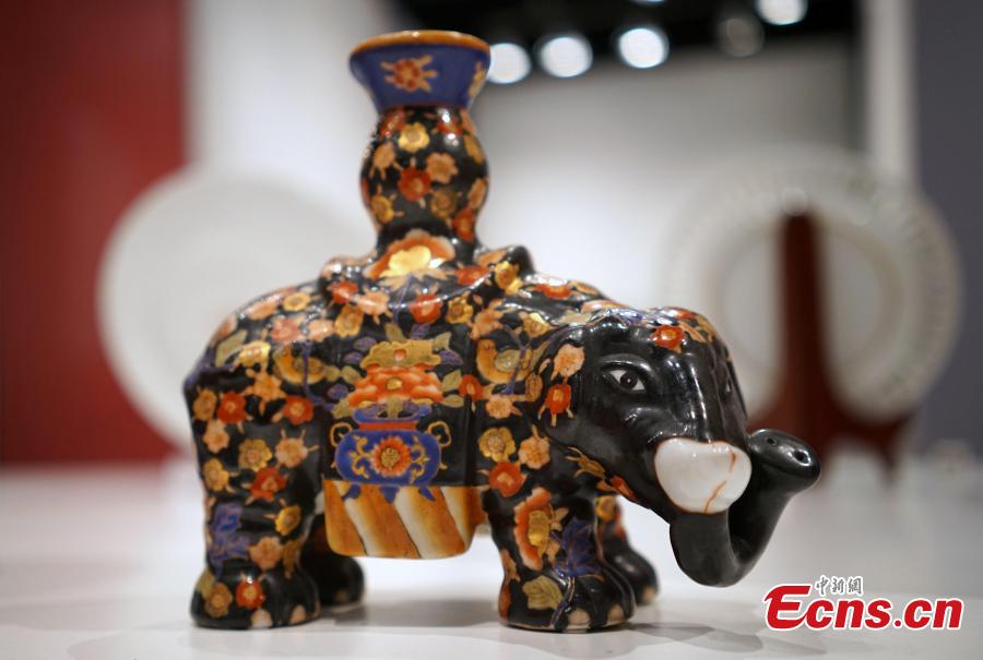 The Golden Splendors: 20th-Century Painted Porcelains of Hong Kong is underway at Hong Kong Heritage Museum, Dec. 18, 2018. As a world trading port in the 20th century, Hong Kong developed unique painted porcelain with diverse shapes and rich decorations using continually innovative techniques. The exhibition showcases painted porcelain made by local painters and factories, including vintage porcelain and armorial porcelain, produced mainly for export, as well as ceramic items for decoration and household use commonly found in Hong Kong. (Photo: China News Service/Zhang Wei)