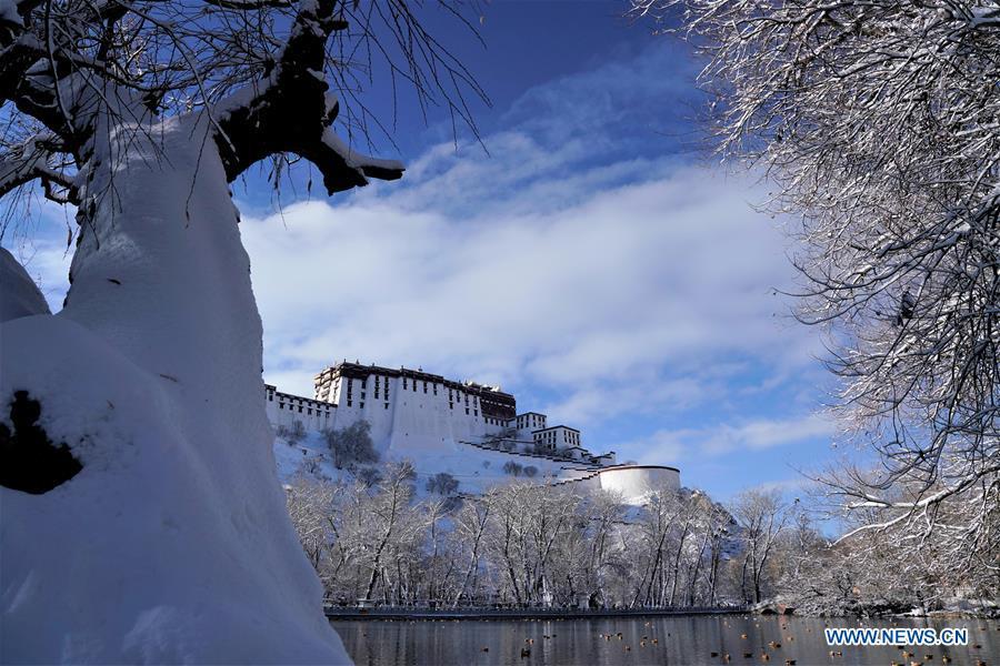 Photo shows the snow-covered Potala Palace in Lhasa, capital of southwest China\'s Tibet Autonomous Region, Dec. 19, 2018. Lhasa witnessed the first snow this winter on Tuesday. (Xinhua/Purbu Zhaxi)