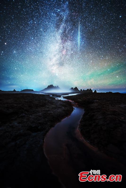 Photo taken by Wang Yan shows stars ablaze in the night sky over the E\'boliang Yardang Geopark in Haixi Mongol and Tibetan Autonomous Prefecture, Northwest China\'s Qinghai Province. (Photo: China News Service)