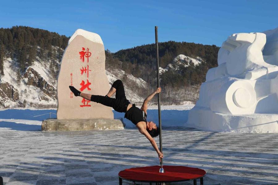 The 2018 Pole Dance Cold Competition kicks off in China\'s northernmost city Mohe, Heilongjiang Province, on Dec. 20. (Photos by Wang Jingyang/for chinadaily.com.cn)