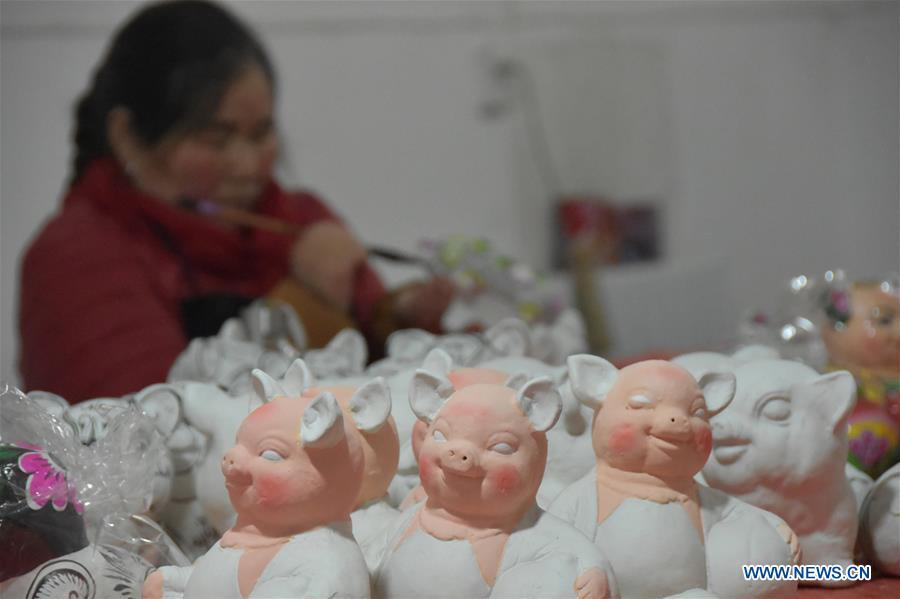 A clay sculpture artist makes clay sculptures in Liuying Village of Fengxiang County, northwest China\'s Shaanxi Province, Dec. 20, 2018. Artists of Liuying Village of Fengxiang County, known as the hometown of clay sculpture, were busy making clay sculptures to greet the upcoming Chinese lunar new year, the Year of the Pig. (Xinhua/Du Honggang)