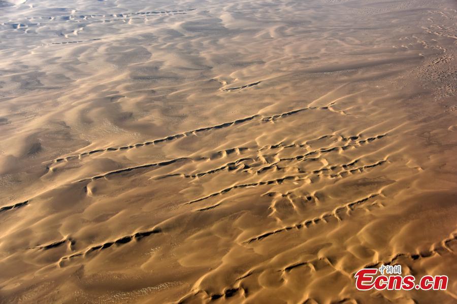 An aerial view of the Badain Jaran Desert in North China\'s Inner Mongolia Autonomous region, Dec. 20, 2018. As the third largest desert in China, it features over 140 lakes that lie between the dunes, although its annual precipitation is less than 40 millimeters. (Photo: China News Service/Sun Zifa)