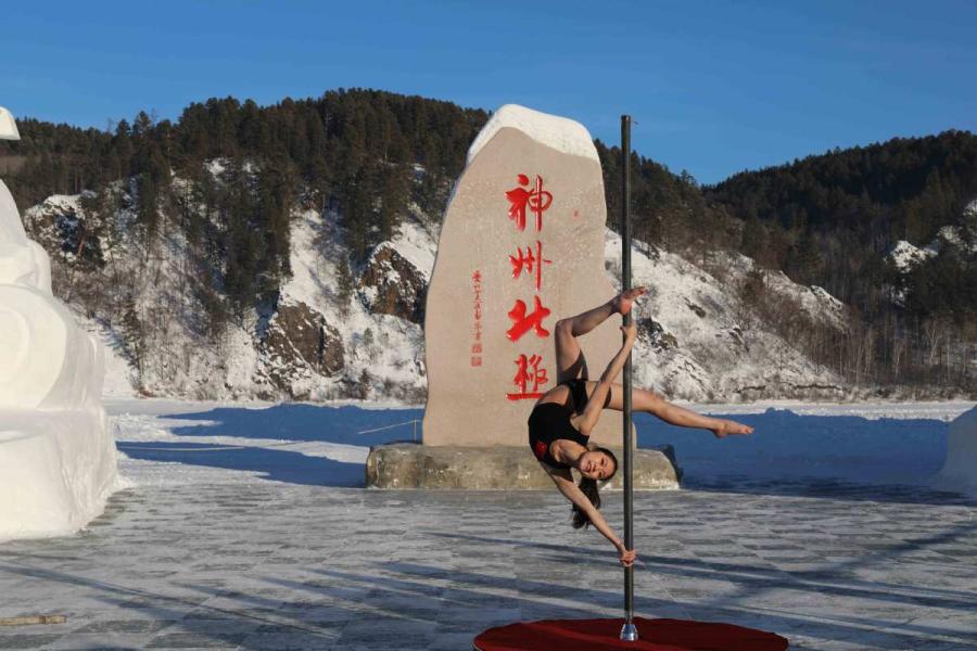 The 2018 Pole Dance Cold Competition kicks off in China\'s northernmost city Mohe, Heilongjiang Province, on Dec. 20. (Photos by Wang Jingyang/for chinadaily.com.cn)