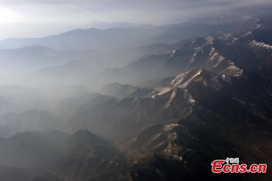 An aerial view of the Badain Jaran Desert in North China\'s Inner Mongolia Autonomous region, Dec. 20, 2018. As the third largest desert in China, it features over 140 lakes that lie between the dunes, although its annual precipitation is less than 40 millimeters. (Photo: China News Service/Sun Zifa)