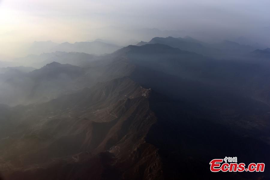 An aerial view of the Badain Jaran Desert in North China\'s Inner Mongolia Autonomous region, Dec. 20, 2018. As the third largest desert in China, it features over 140 lakes that lie between the dunes, although its annual precipitation is less than 40 millimeters. (Photo: China News Service/Sun Zifa)