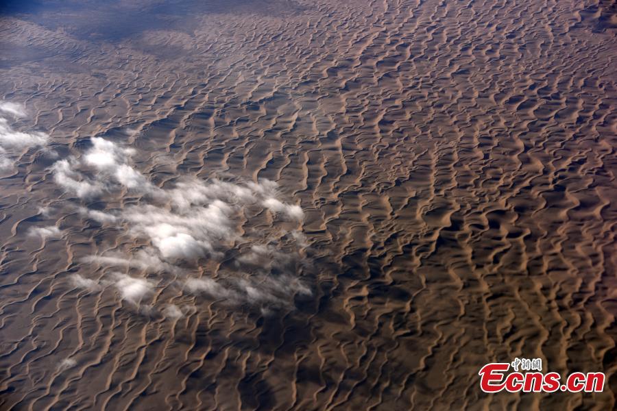An aerial view of the Badain Jaran Desert in North China\'s Inner Mongolia Autonomous region, Dec. 20, 2018. As the third largest desert in China, it features over 140 lakes that lie between the dunes, although its annual precipitation is less than 40 millimeters. (Photo: China News Service/Sun Zifa)