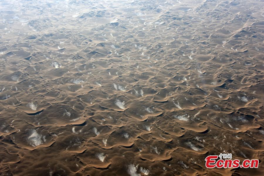 An aerial view of the Badain Jaran Desert in North China\'s Inner Mongolia Autonomous region, Dec. 20, 2018. As the third largest desert in China, it features over 140 lakes that lie between the dunes, although its annual precipitation is less than 40 millimeters. (Photo: China News Service/Sun Zifa)