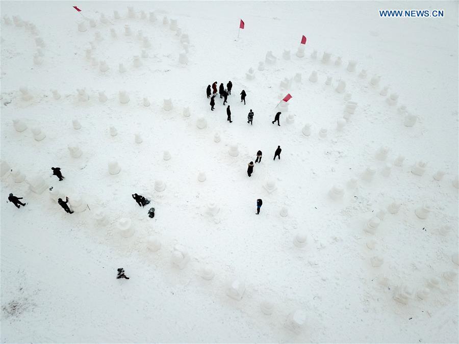 People make snowmen on the frozen Songhua River in Harbin, capital of northeast China\'s Heilongjiang Province, Dec. 21, 2018. Altogether 2,019 cute snowmen will be displayed here before January 1, 2019 to greet the new year. (Xinhua/Wang Song)