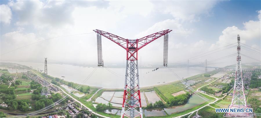 Photo taken on April 15, 2018 shows transmission towers on the north bank of the Changgu extra-high voltage project in Gaogou Town of Wuwei County, east China\'s Anhui Province. The living and working scenes of Chinese people in the past year have created a series of amazing views, some of which formed geometric figures. Those photos tell the development and progress of the country in 2018. (Xinhua/Guo Chen)