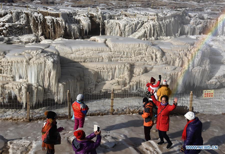 <?php echo strip_tags(addslashes(Tourists take photos of icicles of the Hukou Waterfall of the Yellow River in Jixian County, north China's Shanxi Province, Dec. 23, 2018. (Xinhua/Lyu Guiming))) ?>