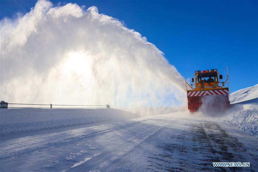 A machine clears snow on the way to Kanas Lake in Burqin County, northwest China\'s Xinjiang Uygur Autonomous Region, Dec. 22, 2018. Burqin County, home to the region\'s renowned Kanas Lake, which takes tourism as its pillar industry speeds up the development of local tourism from single scenic spot to holiday resort in recent years. (Xinhua/Sadat)