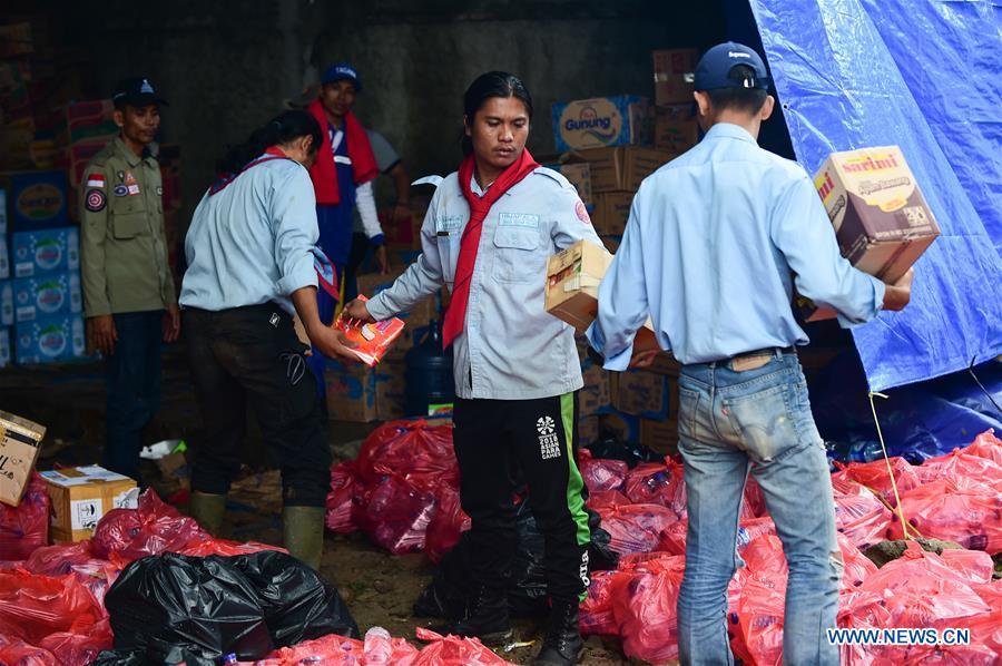 Staff members distribute food at a temporary shelter in Labuan of Pandeglang in Banten Province, Indonesia, Dec. 25, 2018. Casualty from the tsunami triggered by a volcanic eruption in Sunda Strait in Indonesia climbed to 429 people, and 16,802 others were displaced. (Xinhua/Du Yu)
