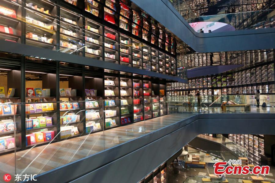 A view of the full bookshelves at a bookstore in Xi\'an City, Northwest China\'s Shaanxi Province. The four-floor bookstore houses 380,000 books on wall-mounted shelves that measure 240 meters long, creating a spectacular scene thanks to the use of glass. (Photo/IC)