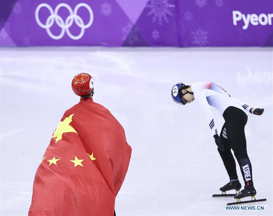 File photo taken on Feb. 22, 2018 shows Wu Dajing (L) of China celebrates victory after men\'s 500m final of short track speed skating at the 2018 PyeongChang Winter Olympic Games at Gangneung Ice Arena, Gangneung, South Korea. Wu Dajing triumphed in the men\'s 500m short track speed skating final in a new world record time, winning China\'s only gold medal at PyeongChang 2018, also the first-ever gold in Chinese men\'s ice sports at the Olympics. (Xinhua/Lan Hongguang)